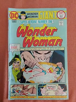 Buy Wonder Woman # 217 / Bronze Age 68 Page Giant / Green Arrow / 1975 • 25.58£