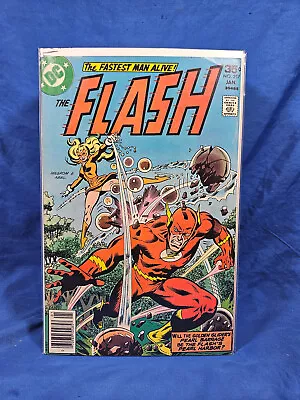 Buy Flash #257 (Jan 1978, DC), FN/VF 7.0 Flash Versus The Golden Glider • 2.36£