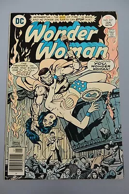 Buy Comic, DC, Wonder Woman #227 1976/77, Pale Cover • 12.50£