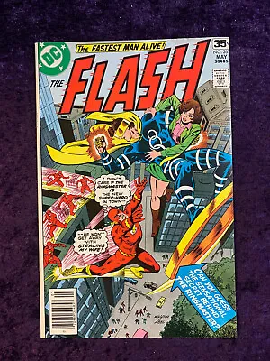 Buy The Flash #261 /   Lure Of The Ringmaster, Golder Glider Pt.1   / 1978 • 10.25£